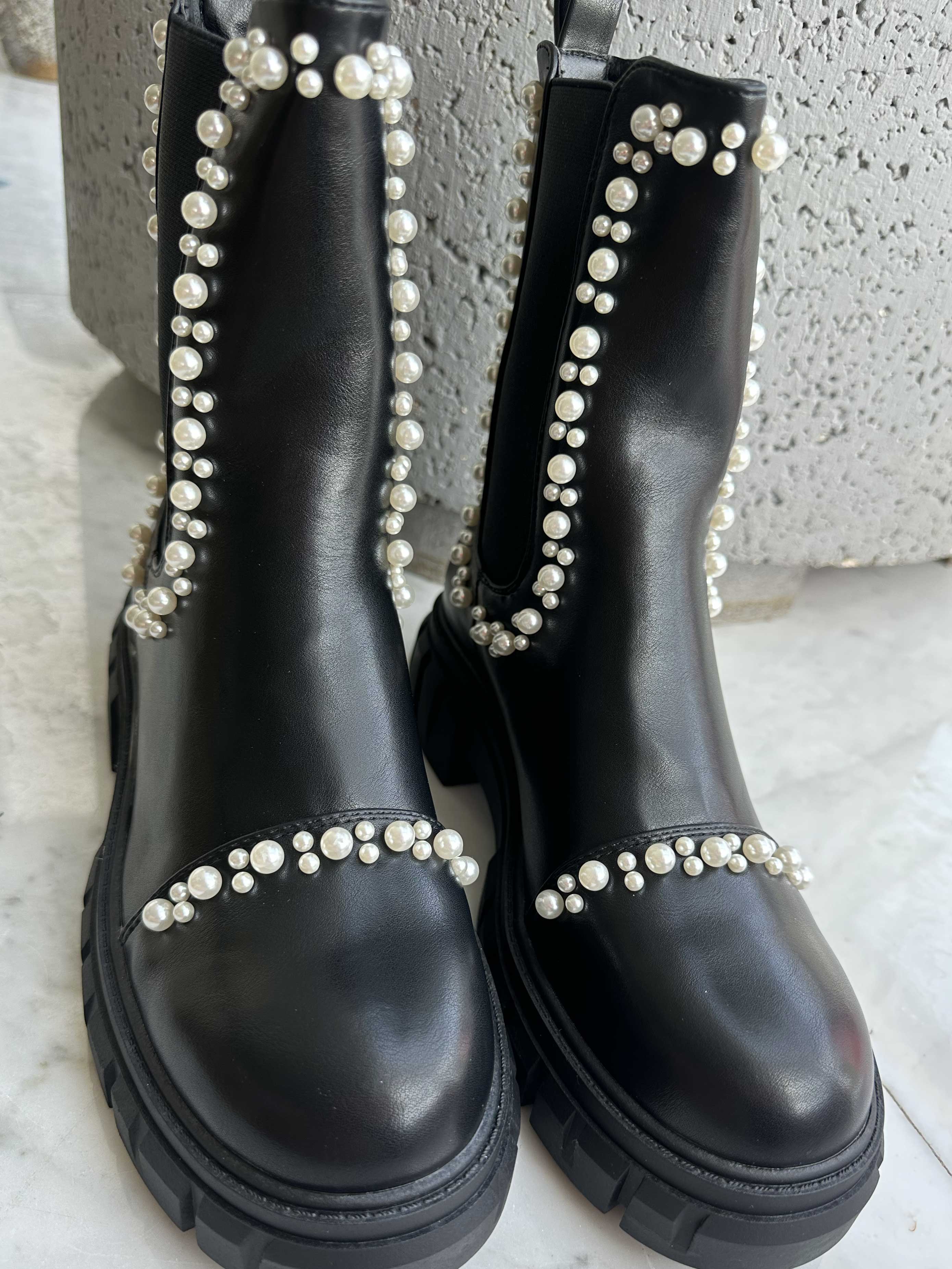 Flavia - Svarta stövlar med pärlor